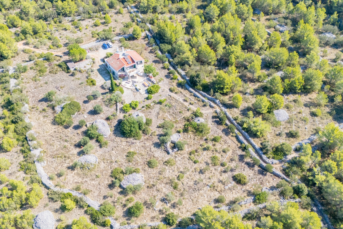 Casa isolata con vista mare