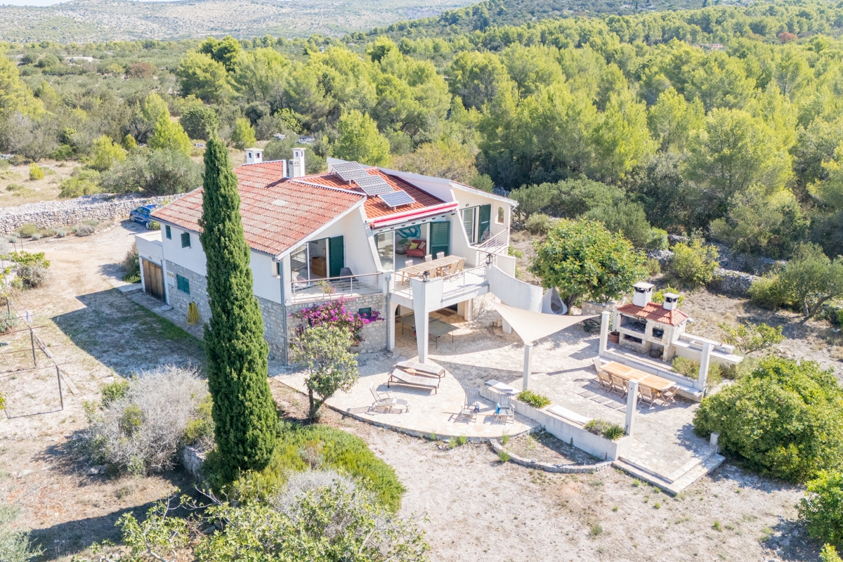 Casa isolata con vista mare