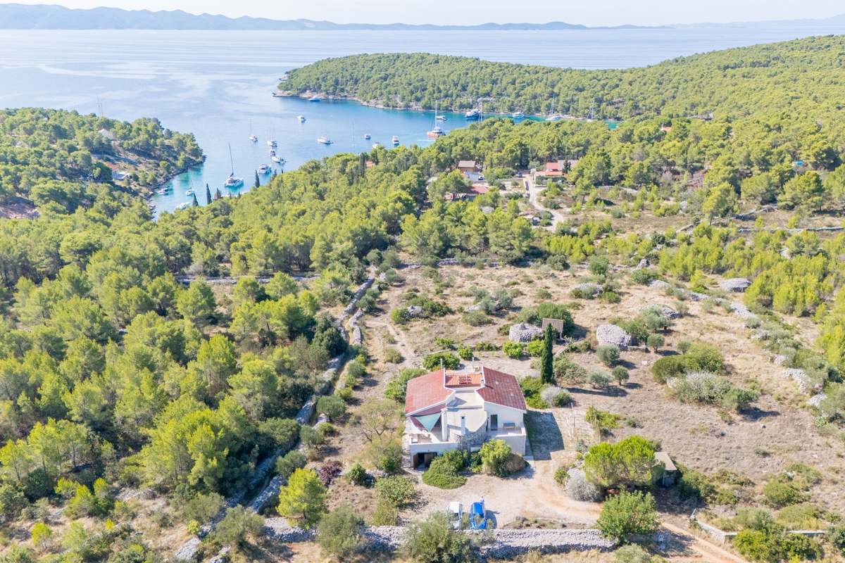 Casa isolata con vista mare