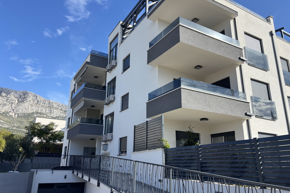 Straordinario attico con terrazza panoramica e vista mare aperta