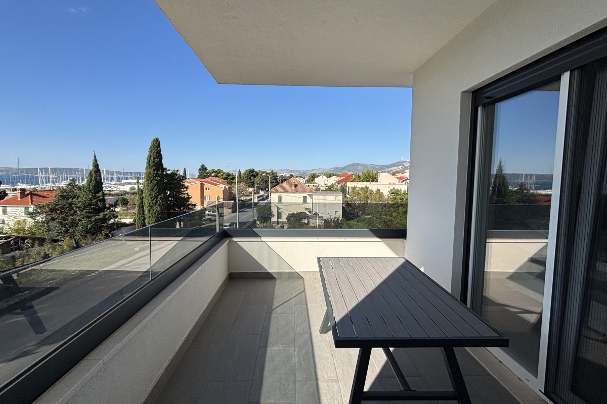 Straordinario attico con terrazza panoramica e vista mare aperta