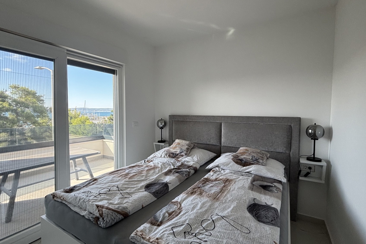 Straordinario attico con terrazza panoramica e vista mare aperta