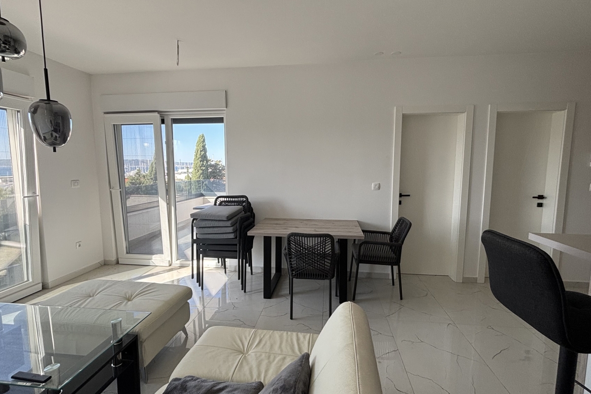 Straordinario attico con terrazza panoramica e vista mare aperta