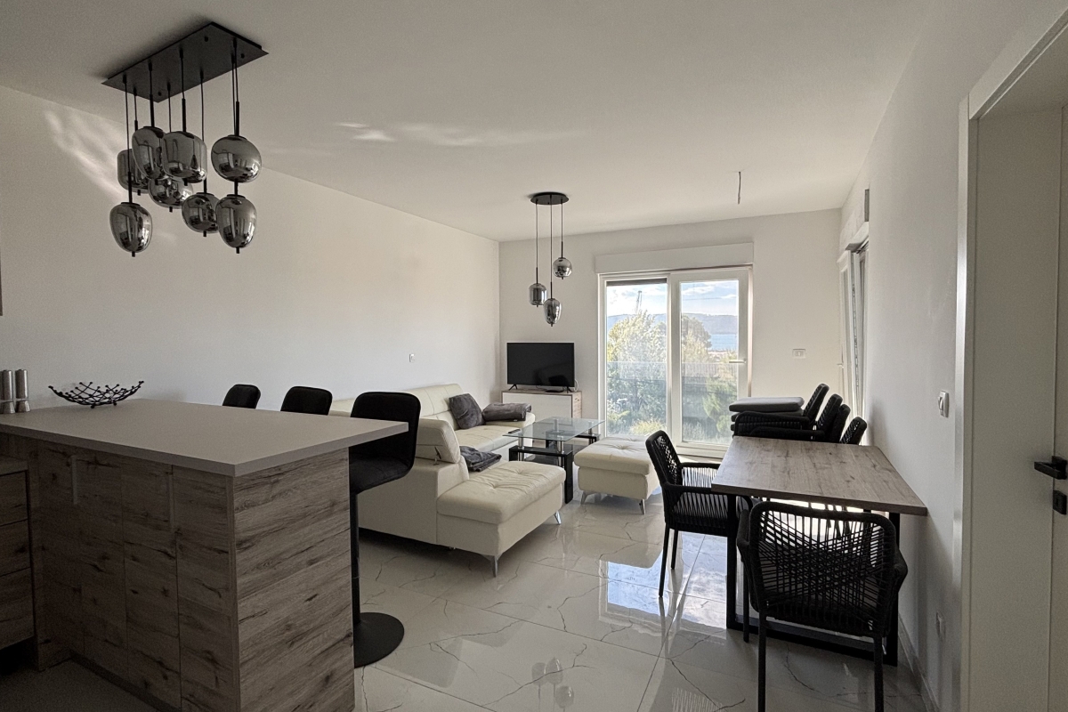 Straordinario attico con terrazza panoramica e vista mare aperta