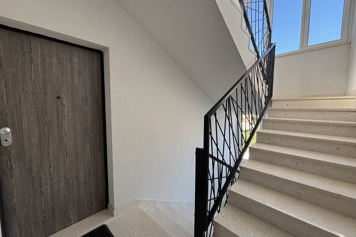 Straordinario attico con terrazza panoramica e vista mare aperta