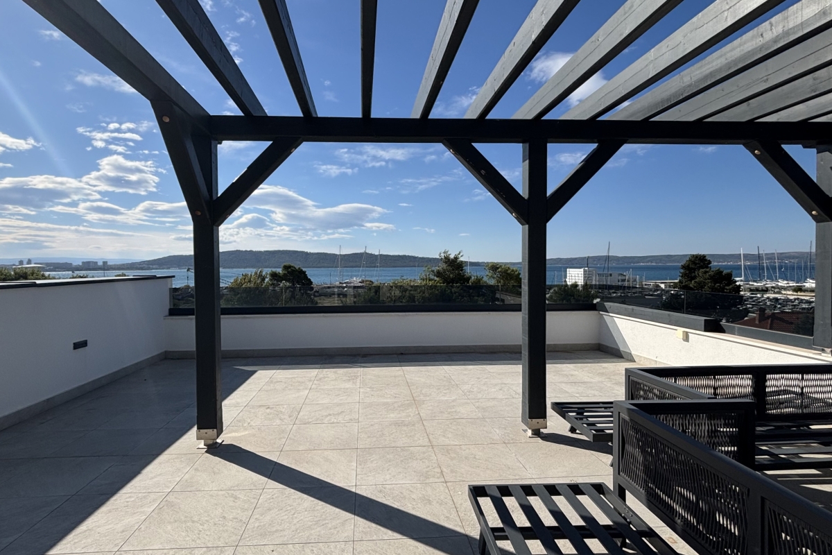 Straordinario attico con terrazza panoramica e vista mare aperta