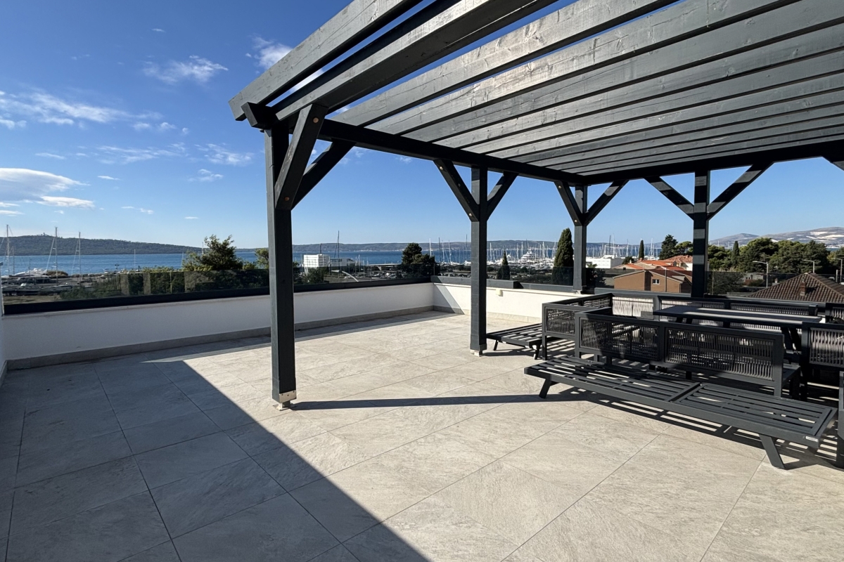 Straordinario attico con terrazza panoramica e vista mare aperta