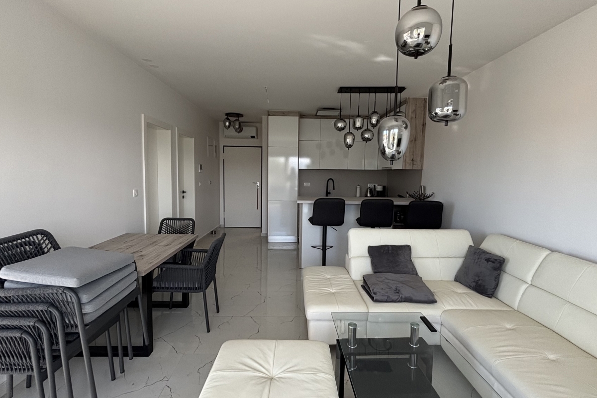 Straordinario attico con terrazza panoramica e vista mare aperta