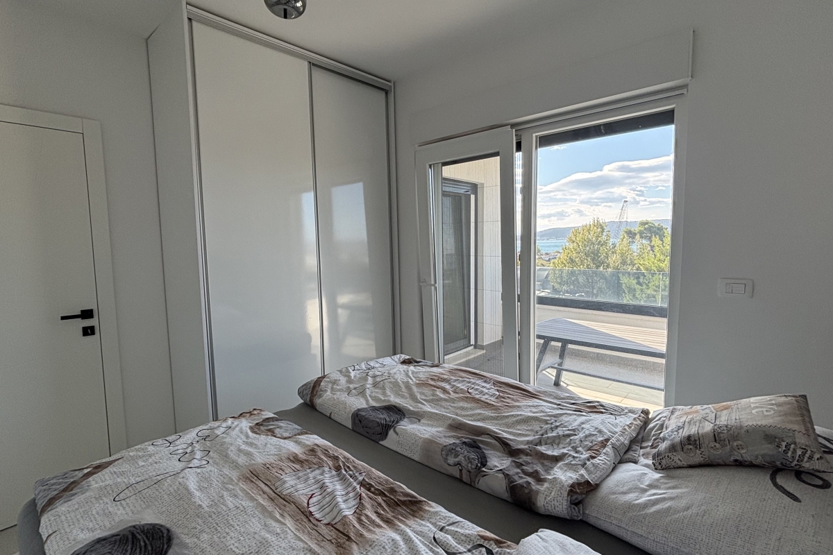 Straordinario attico con terrazza panoramica e vista mare aperta