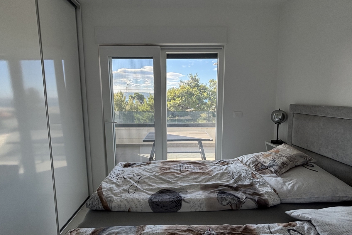 Straordinario attico con terrazza panoramica e vista mare aperta