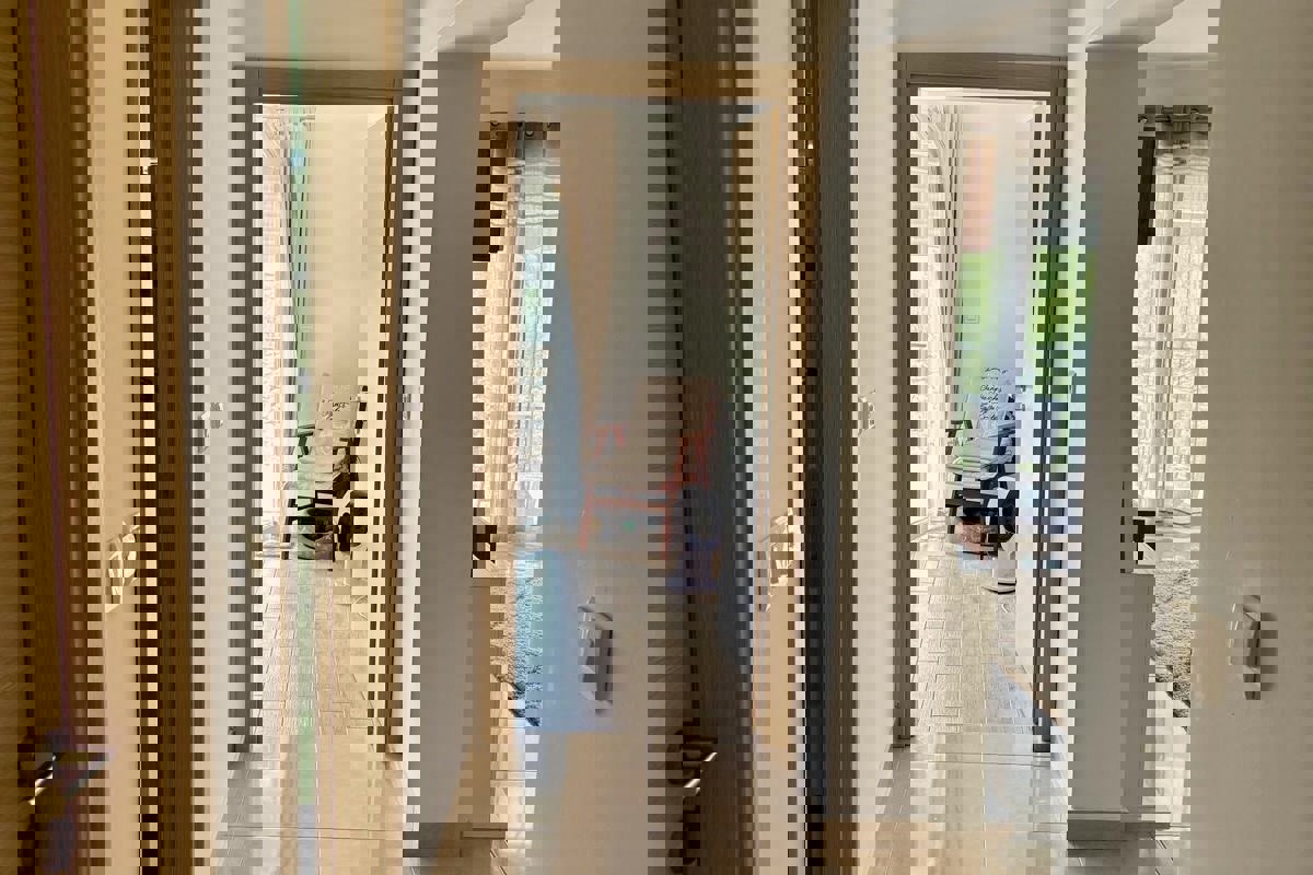 Ampio appartamento con due camere da letto, terrazza e giardino