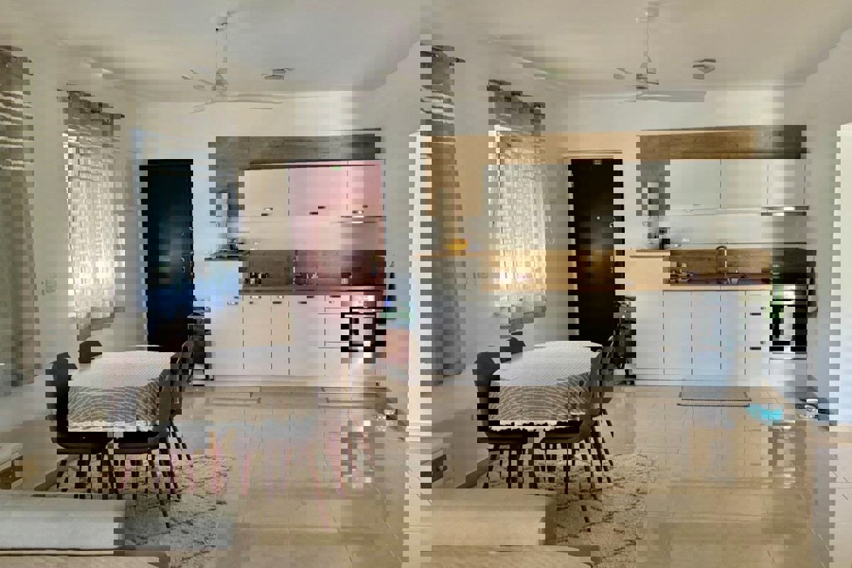 Ampio appartamento con due camere da letto, terrazza e giardino