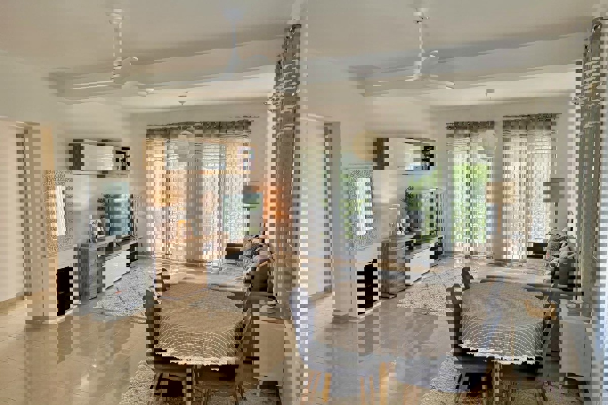 Ampio appartamento con due camere da letto, terrazza e giardino