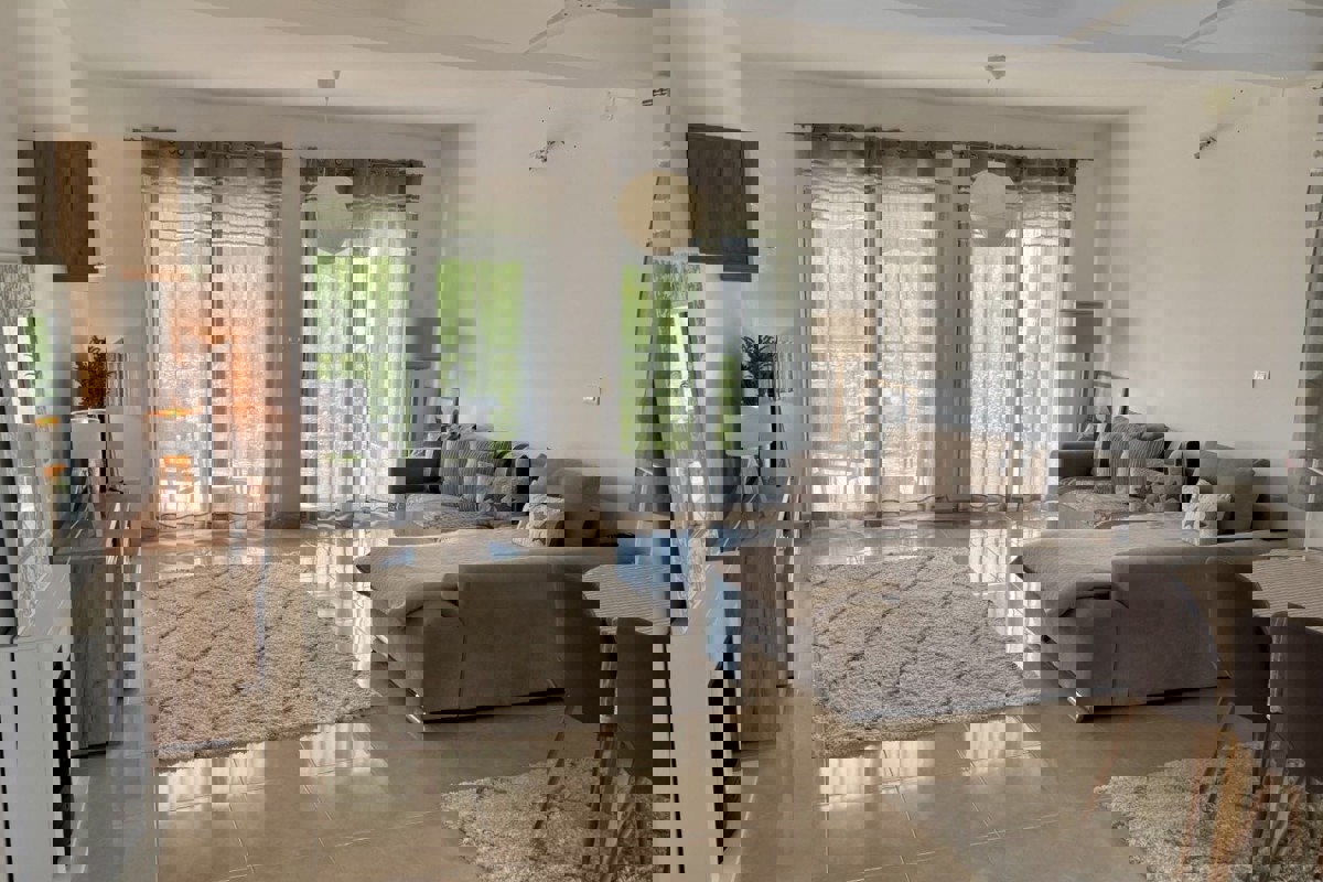 Ampio appartamento con due camere da letto, terrazza e giardino