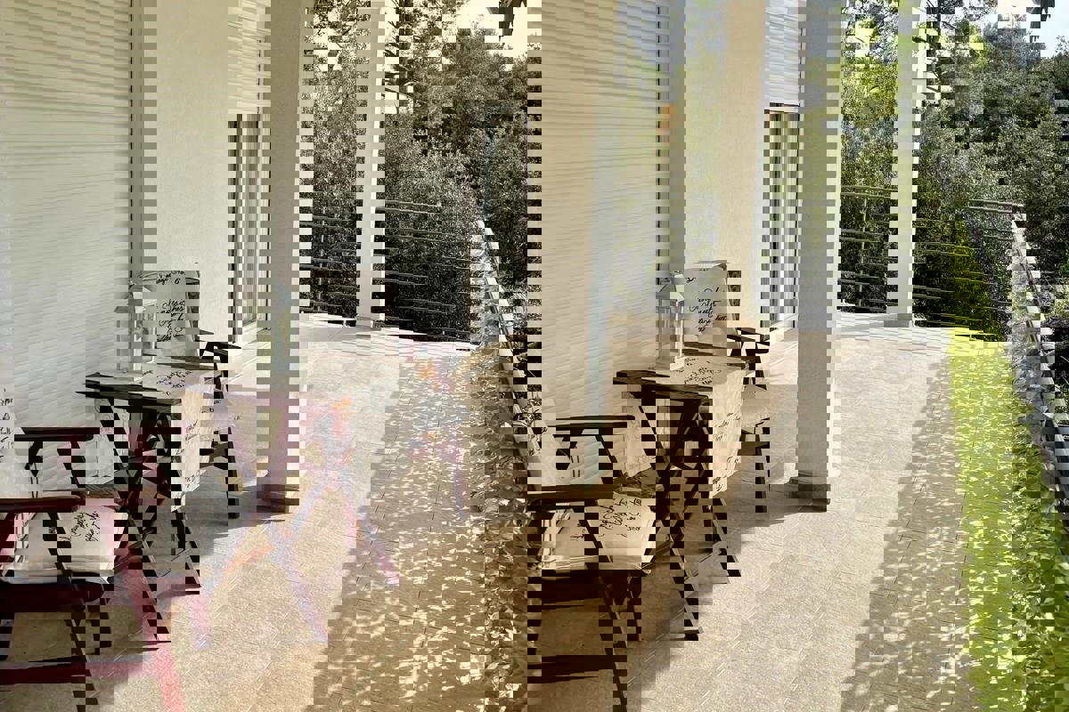 Ampio appartamento con due camere da letto, terrazza e giardino