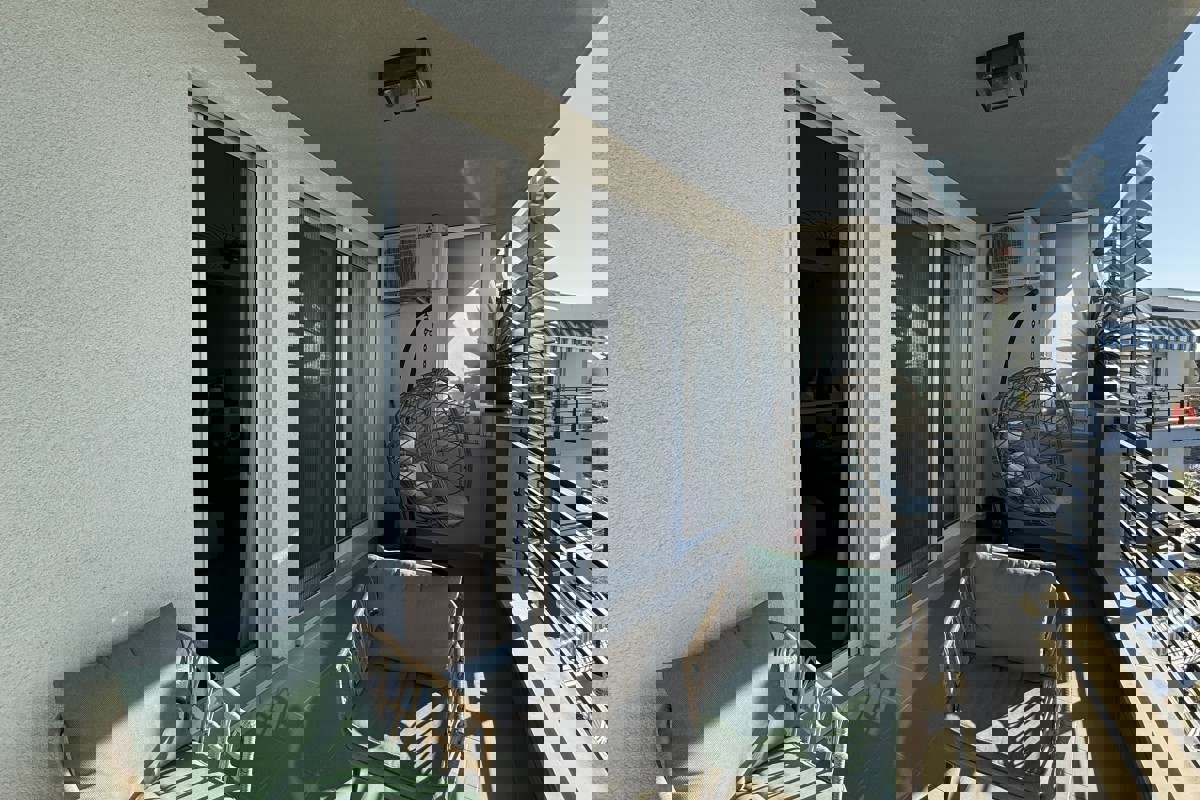 Appartamento arredato in stile moderno con vista mare