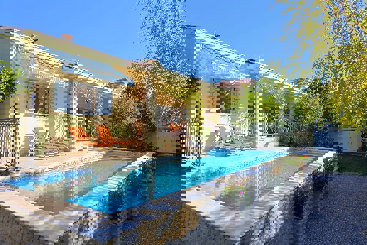 Lussuosa villa mediterranea con piscina