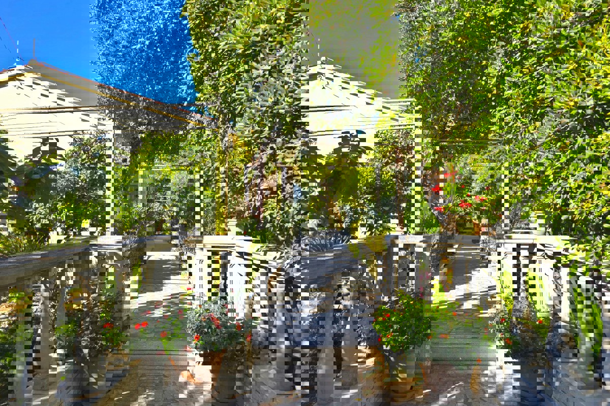 Lussuosa villa mediterranea con piscina