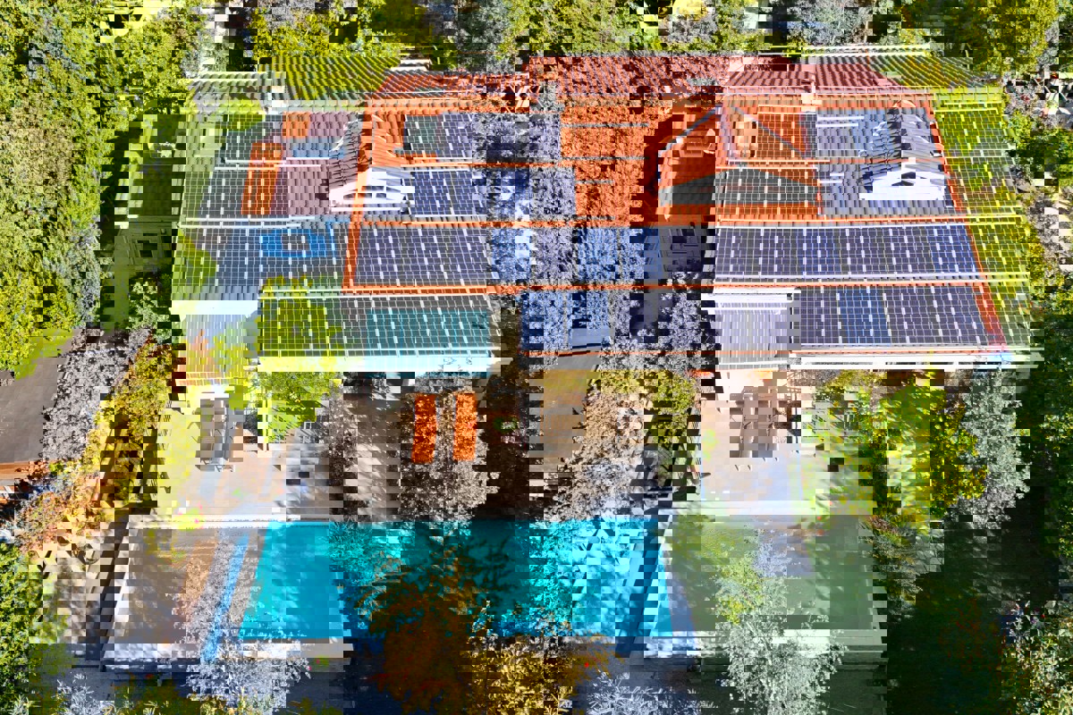 Lussuosa villa mediterranea con piscina