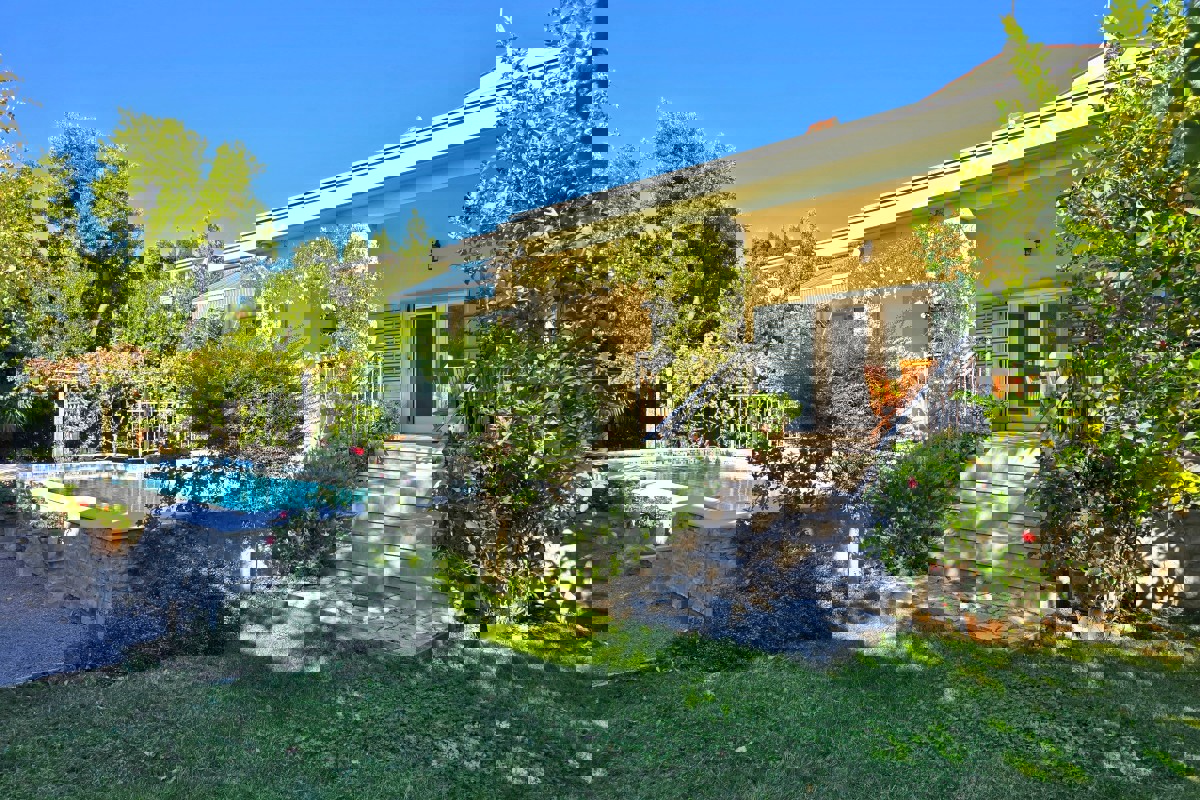 Lussuosa villa mediterranea con piscina