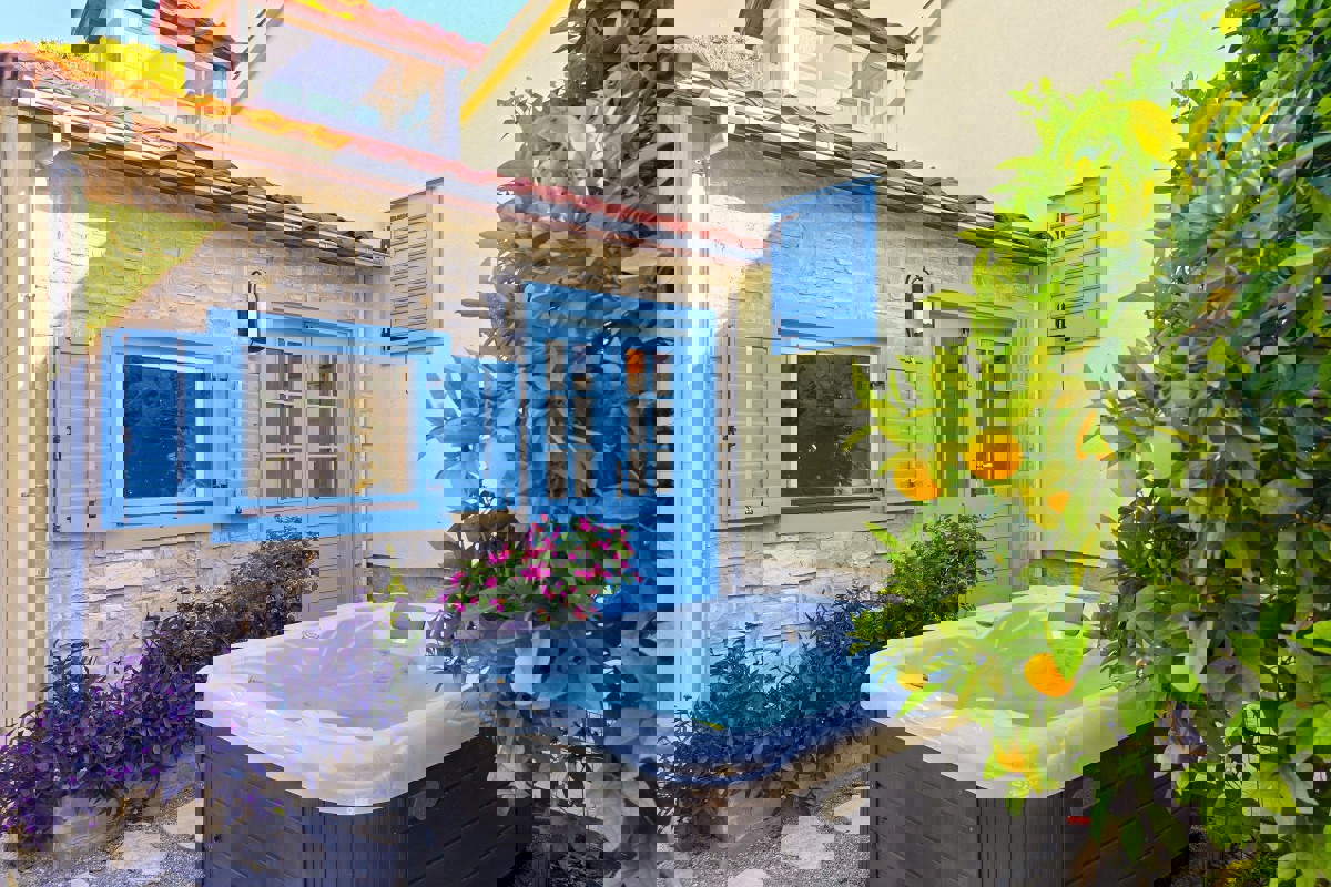 Lussuosa villa mediterranea con piscina