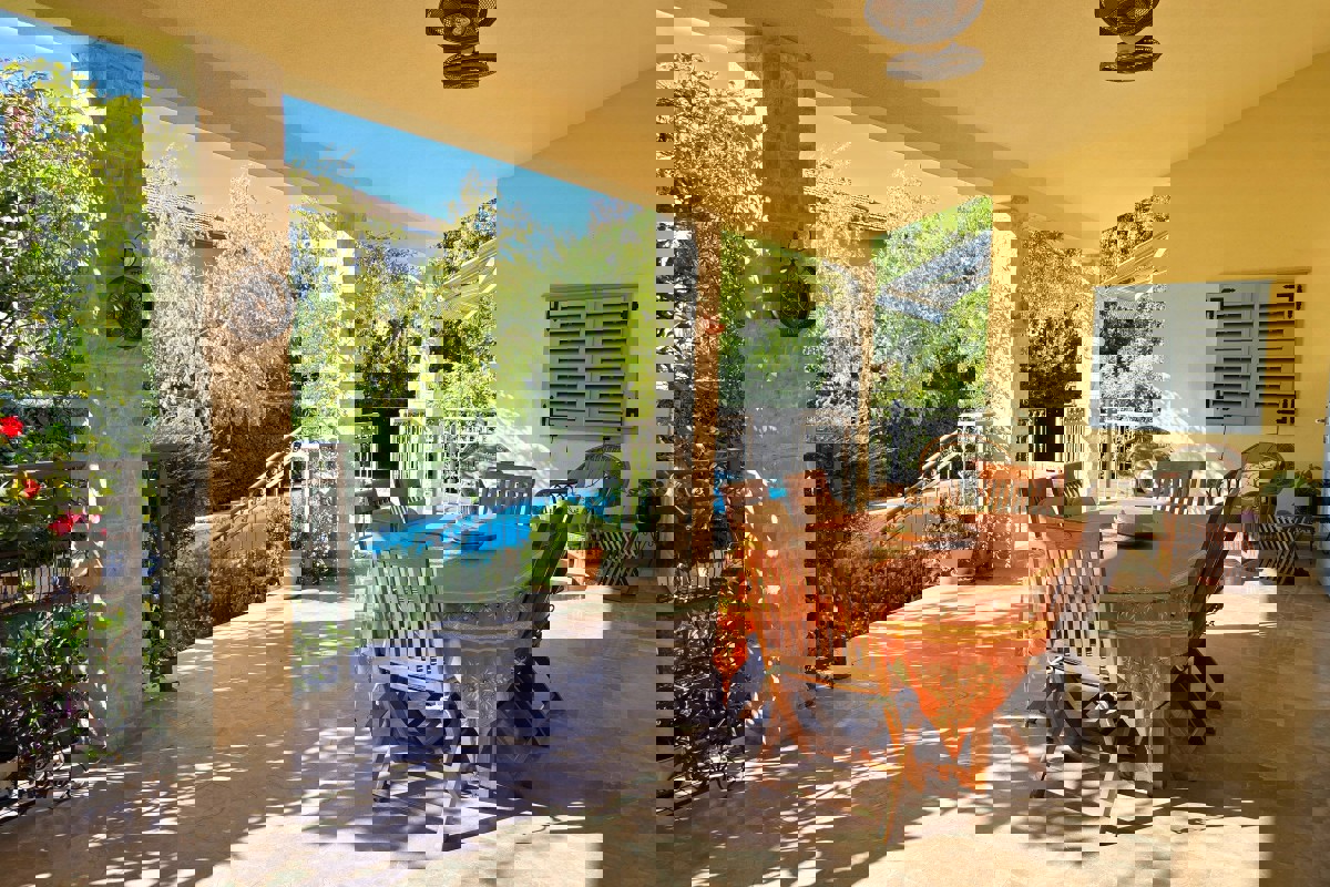 Lussuosa villa mediterranea con piscina