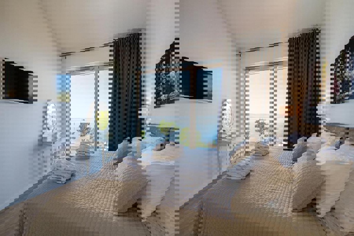 Una villa moderna con vista panoramica sul mare