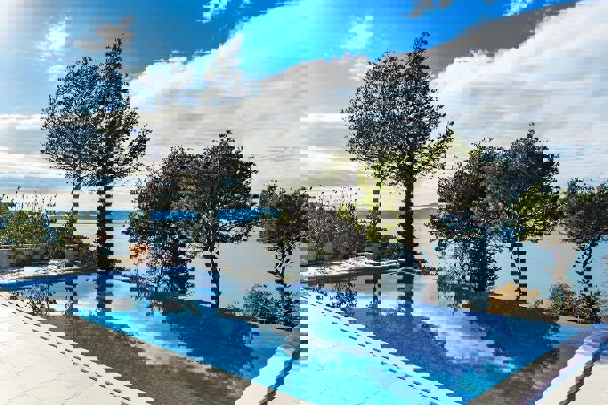 Una villa moderna con vista panoramica sul mare