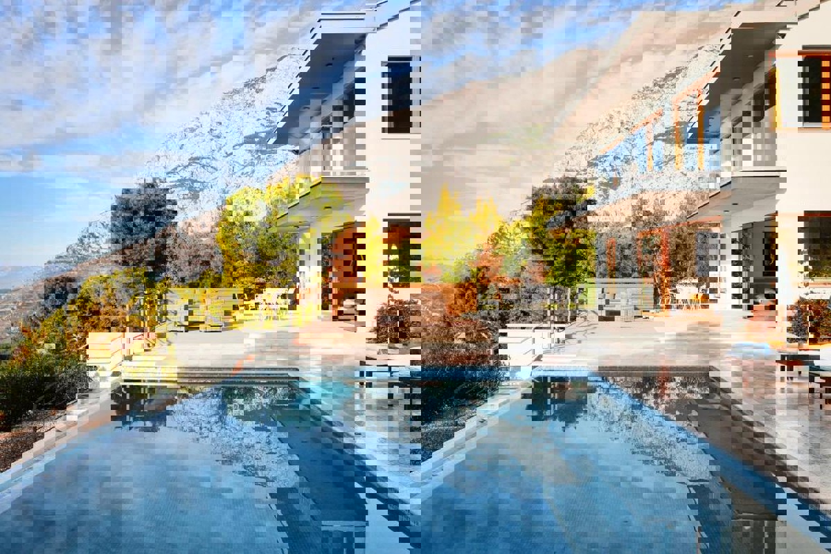 Una villa moderna con vista panoramica sul mare