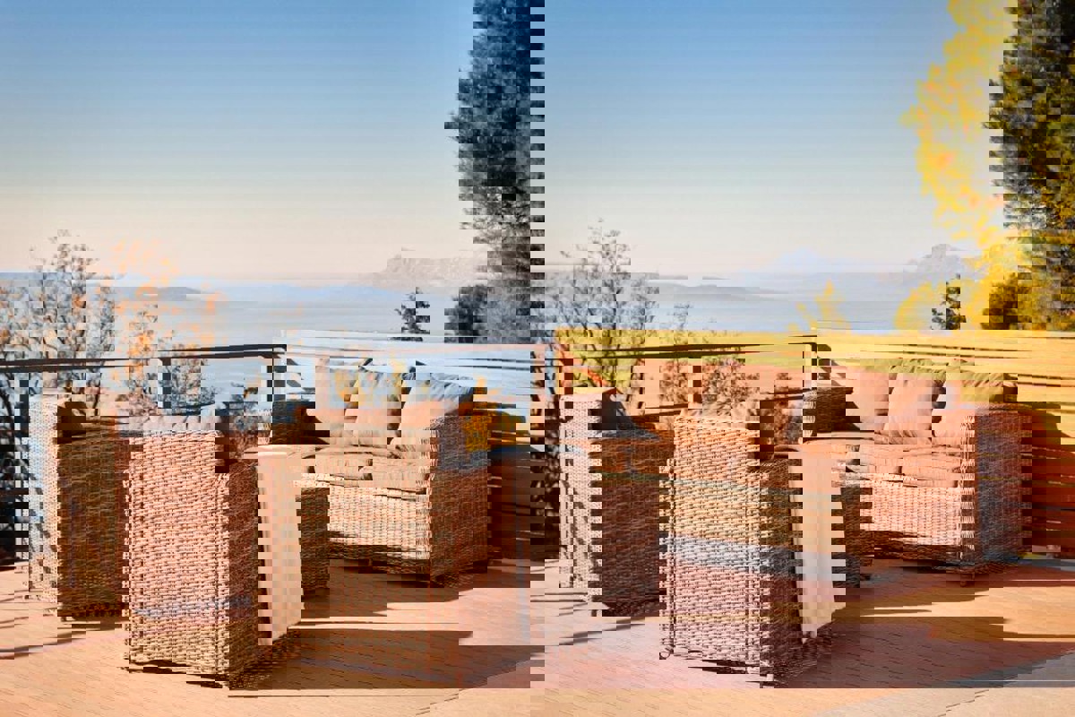 Una villa moderna con vista panoramica sul mare