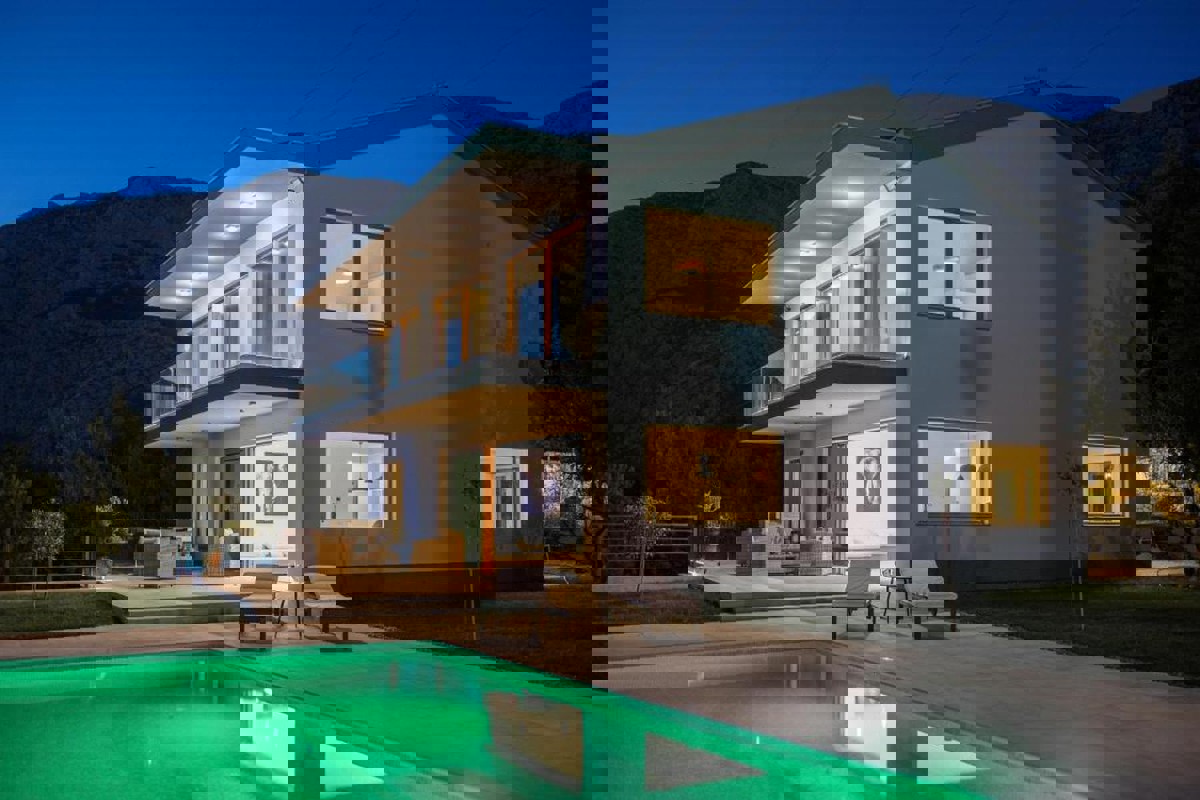 Una villa moderna con vista panoramica sul mare