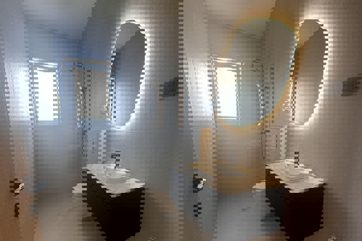 Moderna casa bifamiliare con piscina