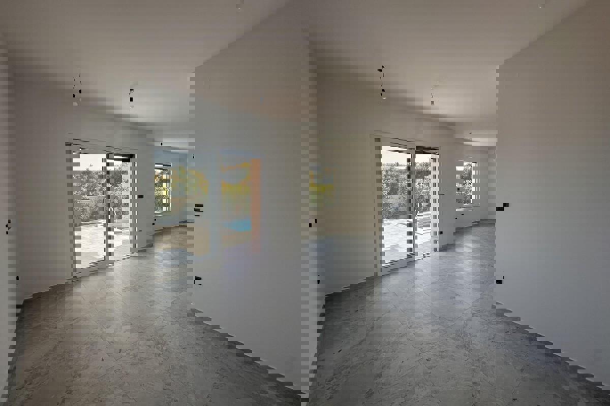 Moderna casa bifamiliare con piscina