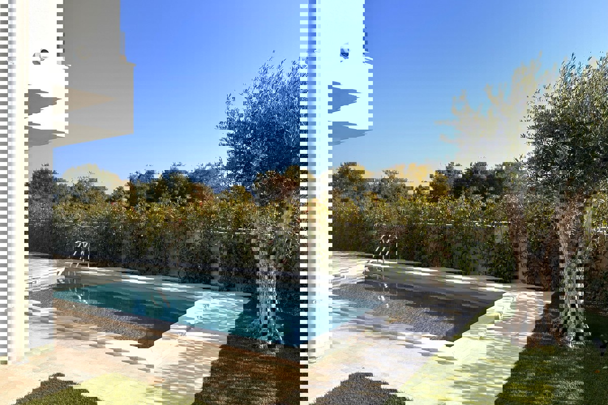 Moderna casa bifamiliare con piscina