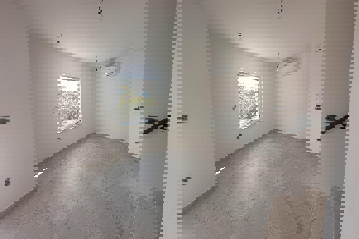 Moderna casa bifamiliare con piscina