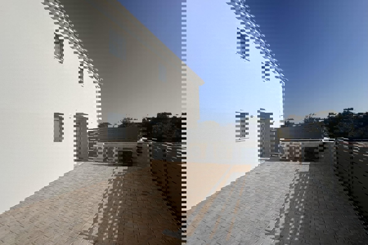 Moderna casa bifamiliare con piscina