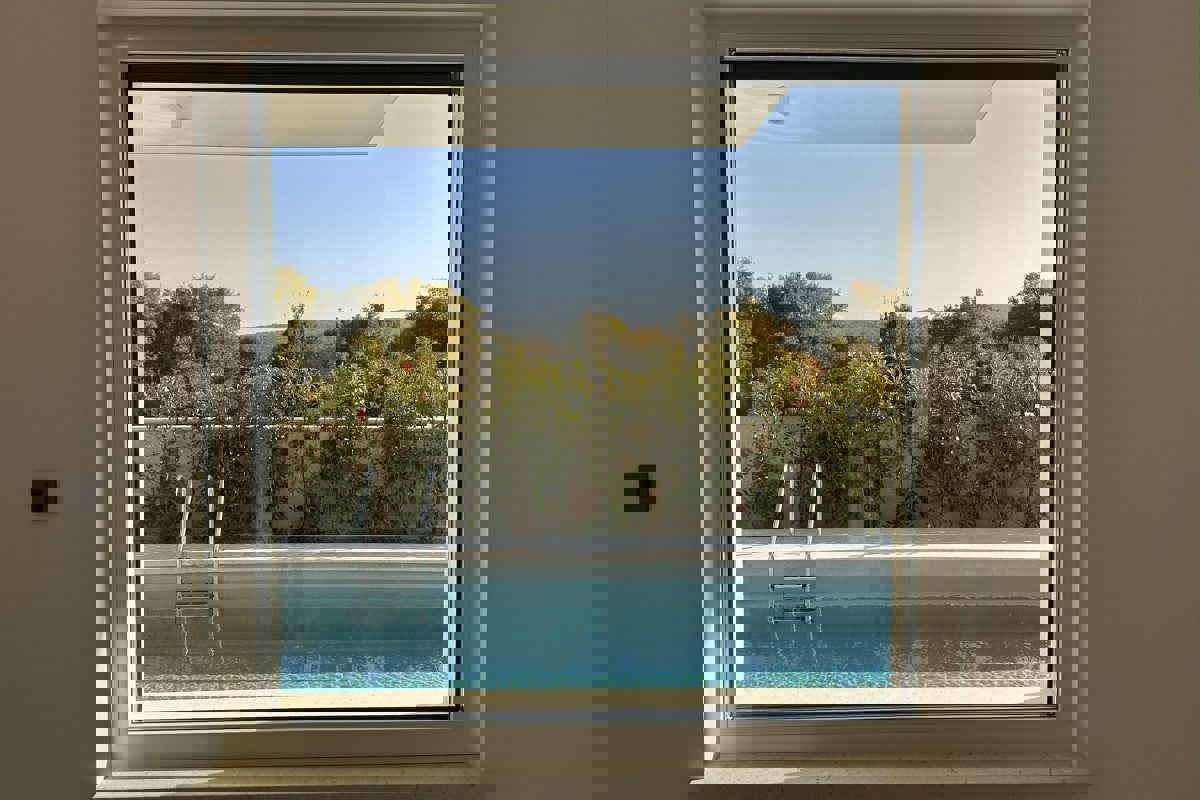 Moderna casa bifamiliare con piscina