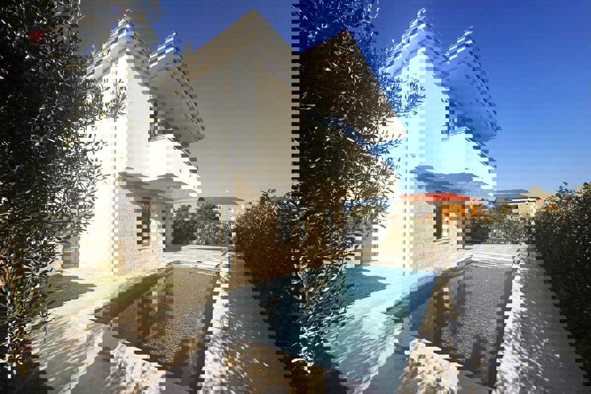 Moderna casa bifamiliare con piscina