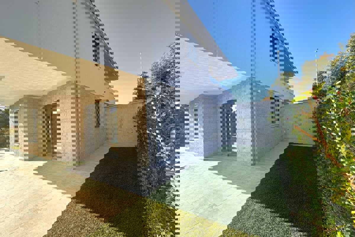 Moderna casa bifamiliare con piscina