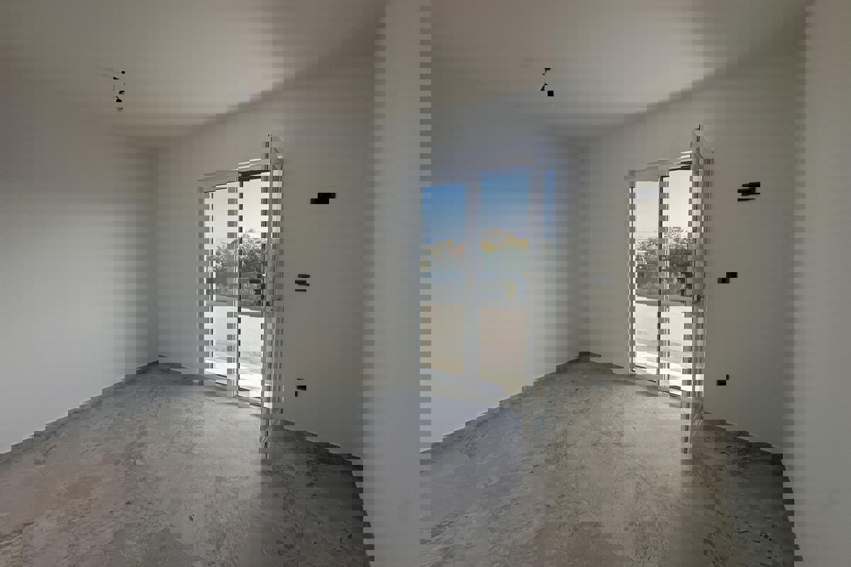 Moderna casa bifamiliare con piscina