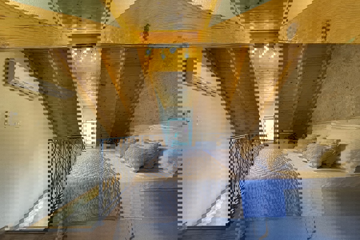 Casa in pietra a tre piani recentemente ristrutturata