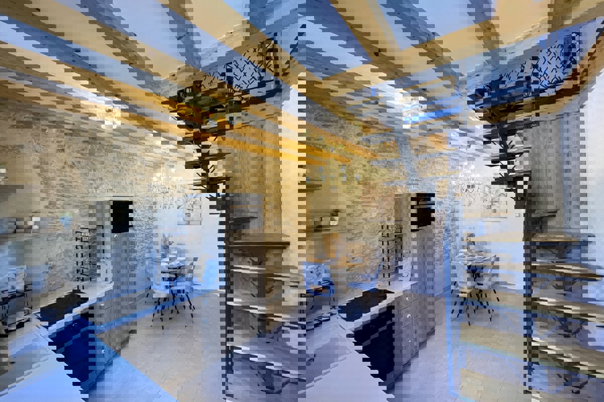 Casa in pietra a tre piani recentemente ristrutturata