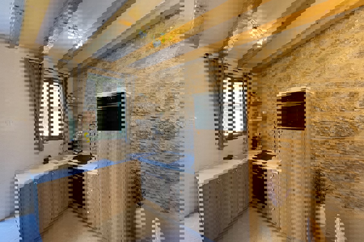 Casa in pietra a tre piani recentemente ristrutturata