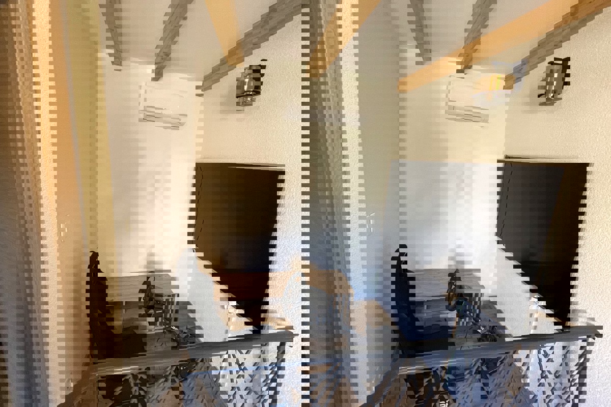 Casa in pietra a tre piani recentemente ristrutturata