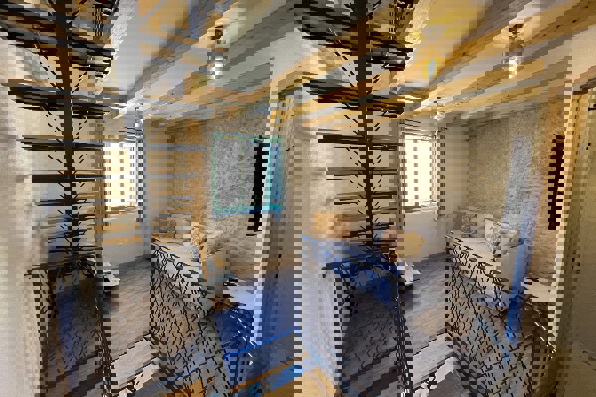 Casa in pietra a tre piani recentemente ristrutturata