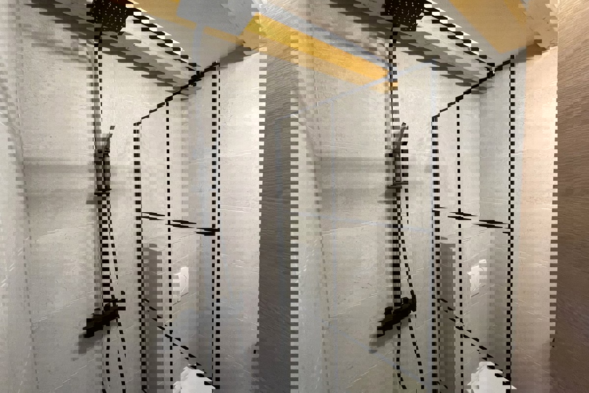 Casa in pietra a tre piani recentemente ristrutturata