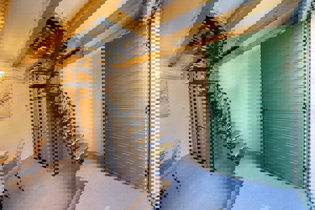 Casa in pietra a tre piani recentemente ristrutturata