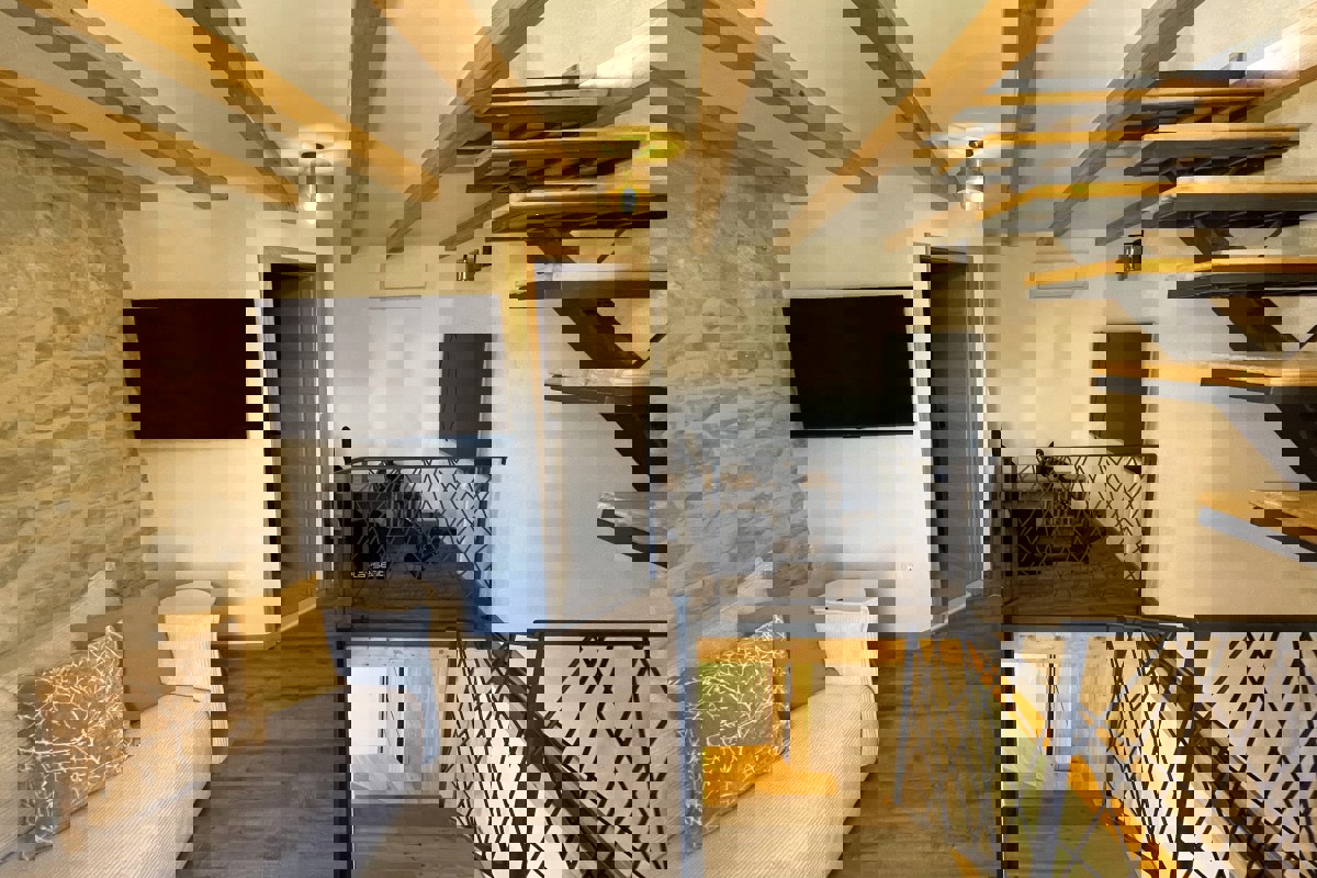 Casa in pietra a tre piani recentemente ristrutturata