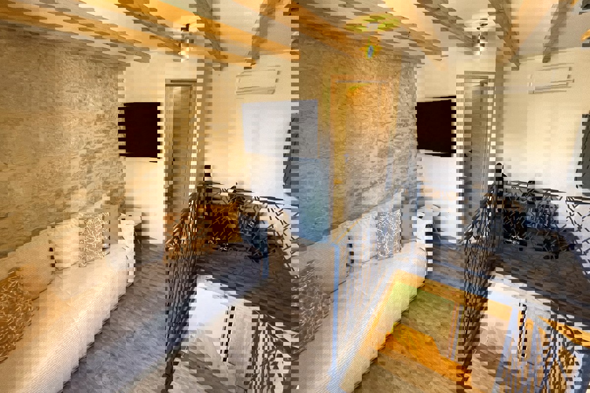 Casa in pietra a tre piani recentemente ristrutturata