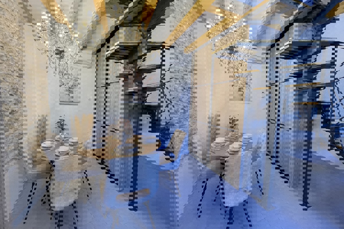 Casa in pietra a tre piani recentemente ristrutturata